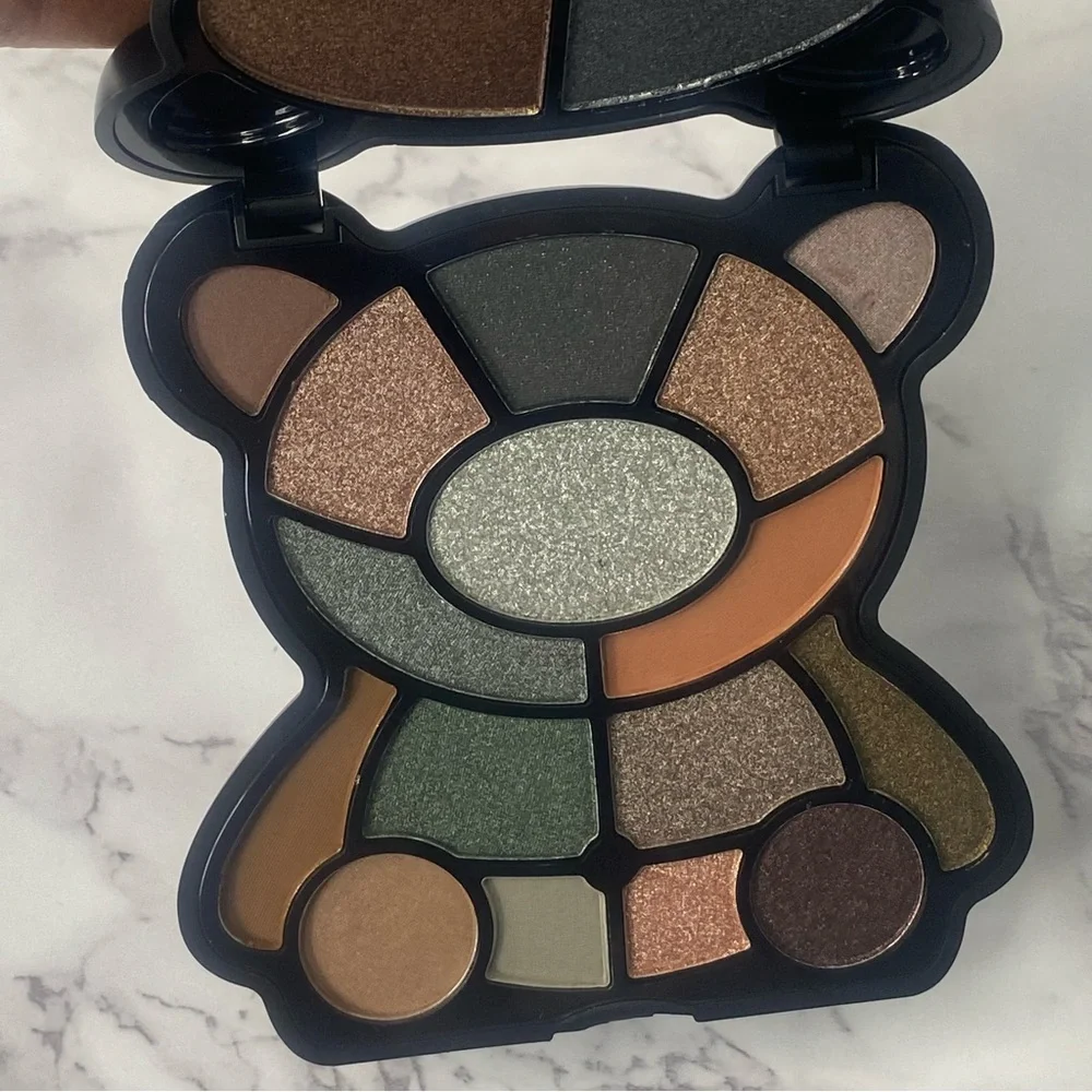 I Heart Revolution Teddy‎ Bear Eyeshadow Palette Jett